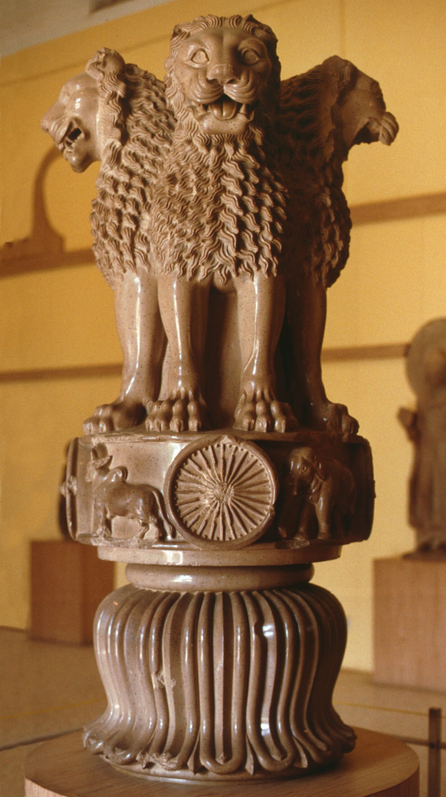 https://upload.wikimedia.org/wikipedia/commons/3/38/Sarnath_capital.jpg